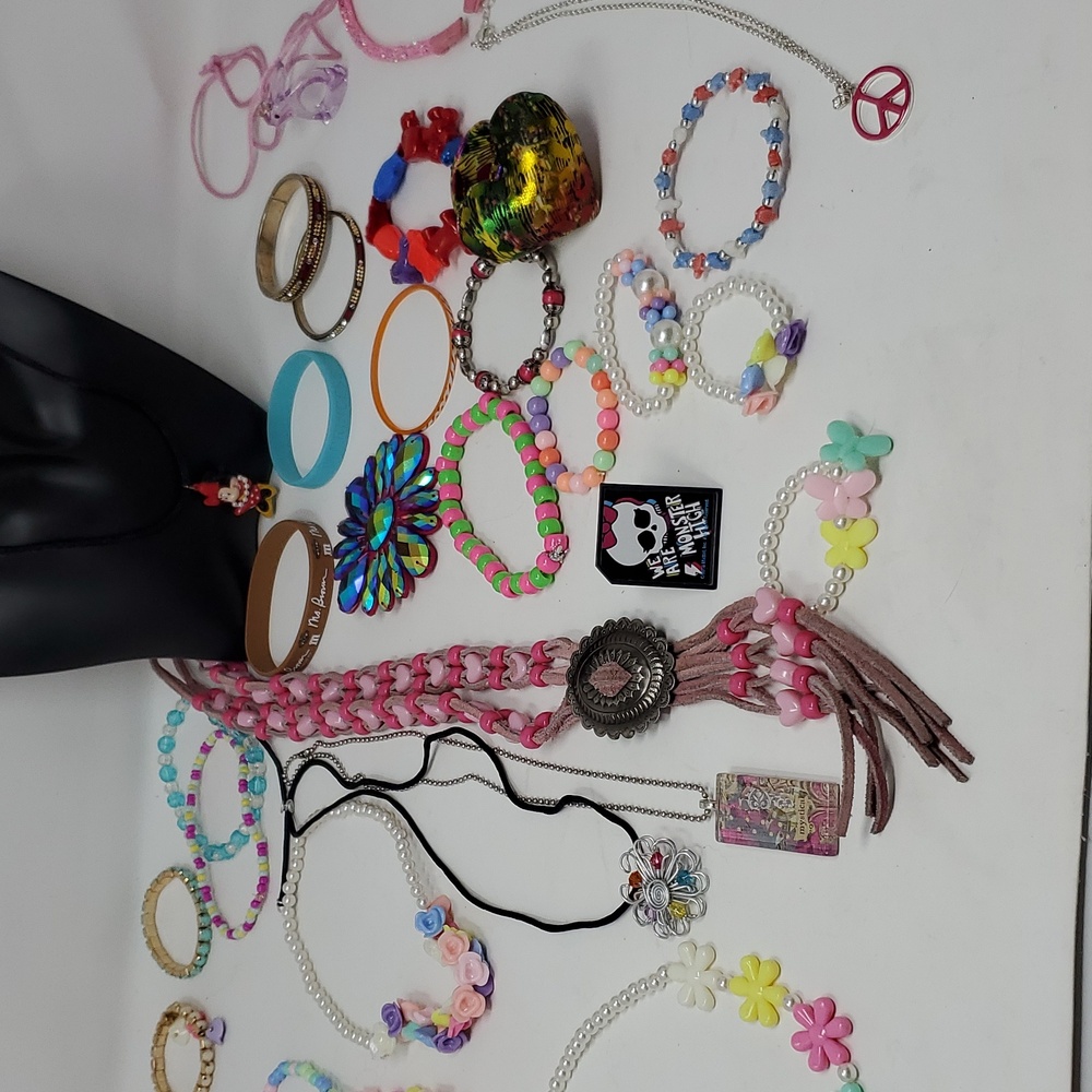 Kids Jewelry Mixed Lot Over 30 Pcs Mini Mouse M&M Bolo - Picture 9 of 17